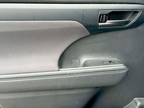 Used 2023 Toyota Highlander LE FWD image 11