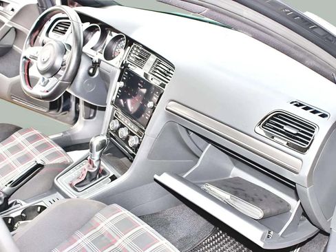 Used 2018 Volkswagen GTI SE image 26