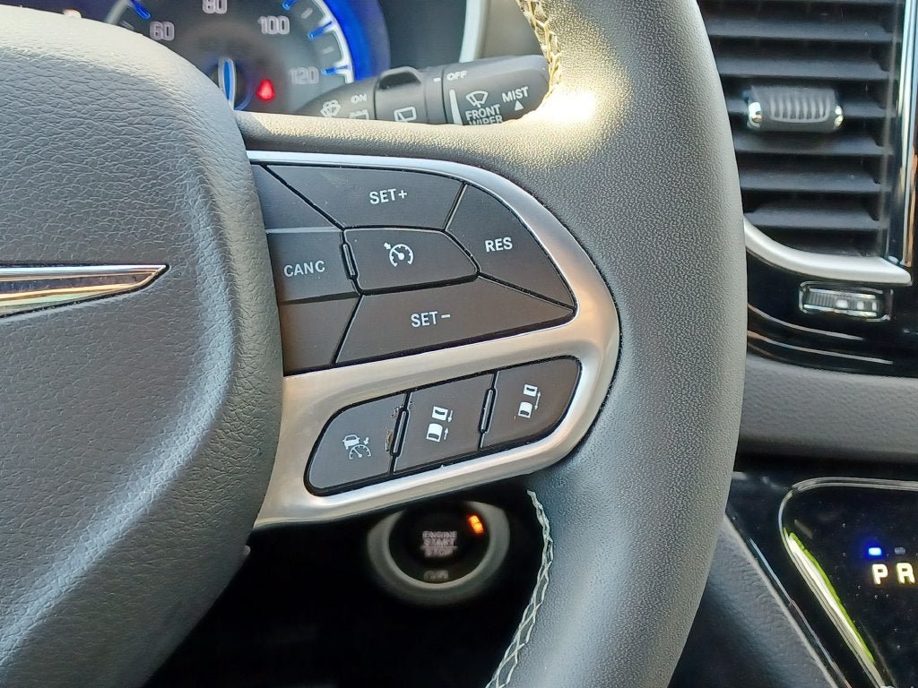 Used 2025 Chrysler Pacifica Select FWD image 14