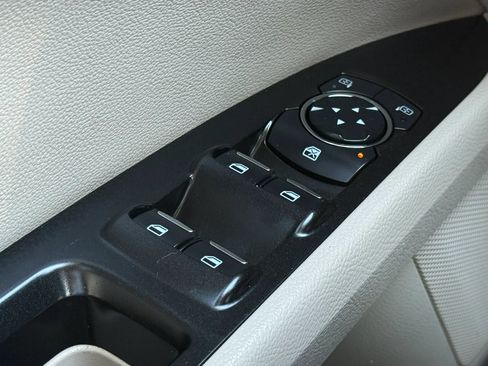 Used 2017 Ford Fusion SE FWD image 40