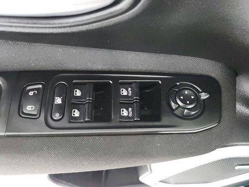Used 2021 Jeep Renegade Latitude w/ Sun & Sound Group FWD image 17