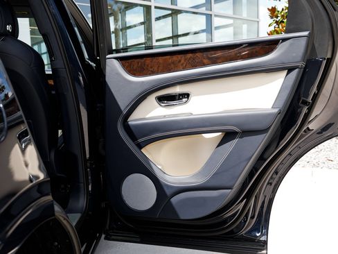 Certified 2024 Bentley Bentayga image 32