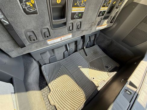 Used 2015 Toyota Sienna LE FWD image 28