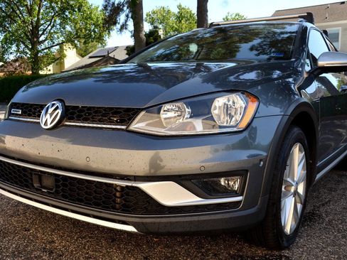 Used 2017 Volkswagen Golf Alltrack SE image 2