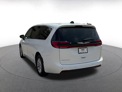 Used 2024 Chrysler Pacifica Touring-L image 11
