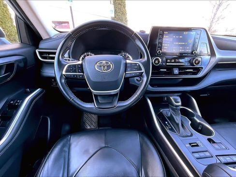 Used 2022 Toyota Highlander LE image 6