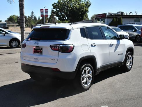 Used 2024 Jeep Compass Latitude AWD/4WD image 8