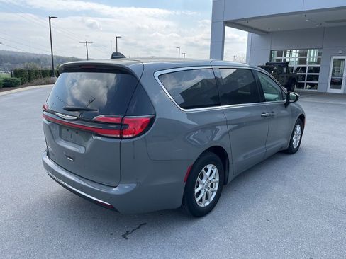 Used 2023 Chrysler Pacifica Touring-L image 3
