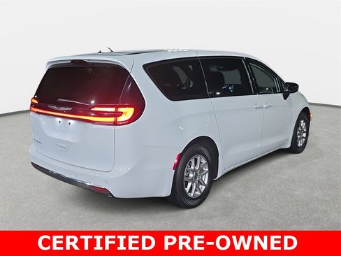 Used 2024 Chrysler Pacifica Touring-L image 5