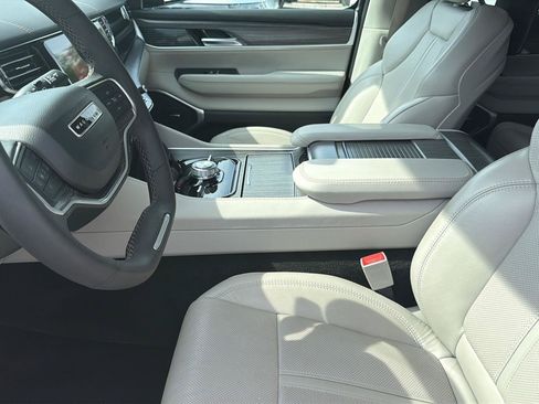 Used 2023 Jeep Wagoneer Series II w/ Convenience Group I AWD/4WD image 12
