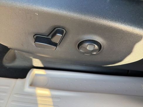 Used 2019 Chrysler Pacifica Touring-L image 11