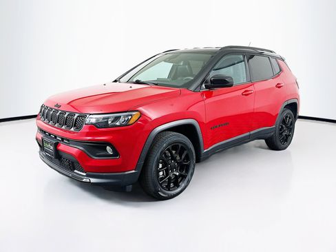 Used 2023 Jeep Compass Latitude AWD/4WD image 3