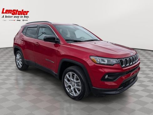 Used 2024 Jeep Compass Latitude w/ Sun and Sound Group AWD/4WD image 7