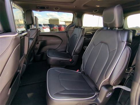 New 2026 Chrysler Pacifica Limited w/ Uconnect Theater Family Group image 17
