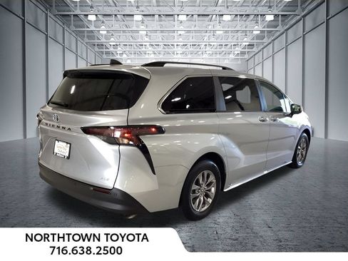 Used 2025 Toyota Sienna XLE FWD image 27