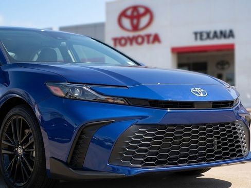 Used 2025 Toyota Camry SE image 3