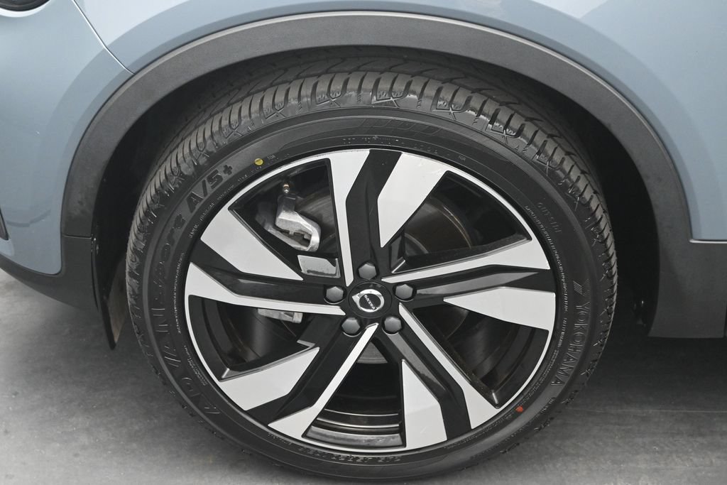 Certified 2023 Volvo XC40 B5 Plus w/ Climate Package AWD/4WD image 4