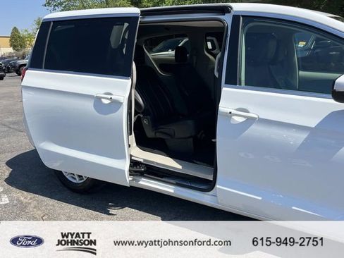 Used 2023 Chrysler Pacifica Touring-L image 22