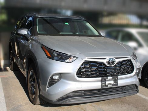 Used 2024 Toyota Highlander XLE AWD/4WD image 12