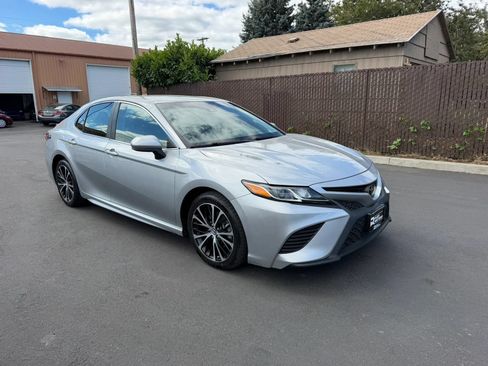 Used 2018 Toyota Camry SE FWD image 3
