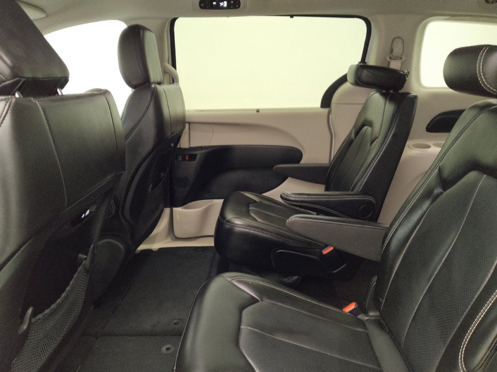 Used 2024 Chrysler Pacifica Touring-L FWD image 18