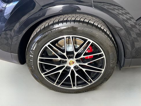 Used 2024 Porsche Cayenne S image 33