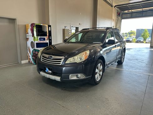 Used 2011 Subaru Outback 2.5i Limited w/ PWR Moonroof Pkg image 2
