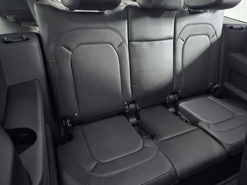 Used 2023 Land Rover Defender 130 X-Dynamic SE image 17