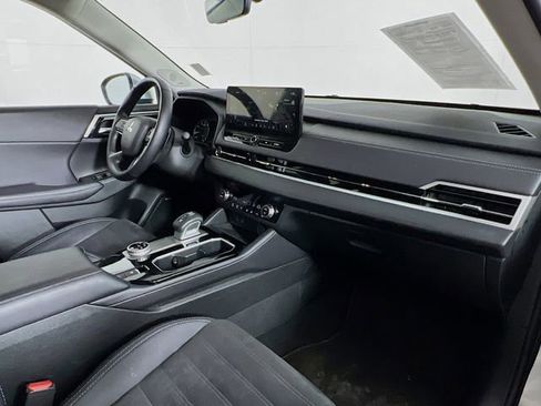 Used 2025 Mitsubishi Outlander SE image 41