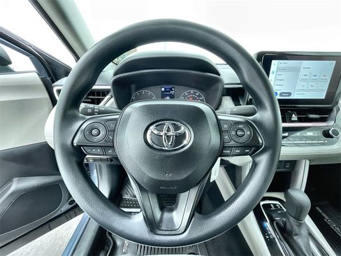 Used 2025 Toyota Corolla Cross L image 18