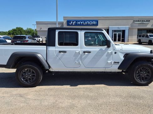 Used 2025 Jeep Gladiator Sport AWD/4WD image 2