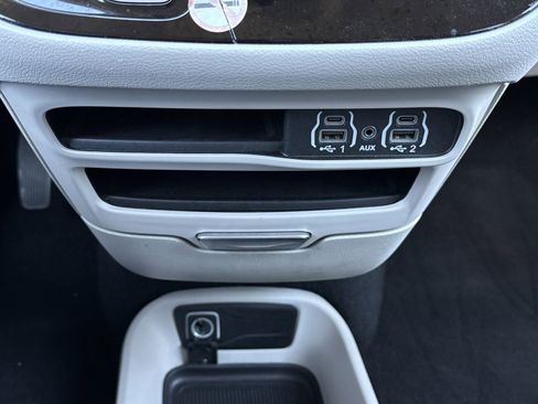 Used 2024 Chrysler Pacifica Touring-L image 28