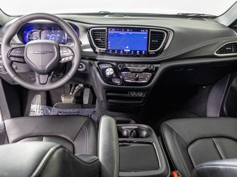 Used 2024 Chrysler Pacifica Limited FWD image 27