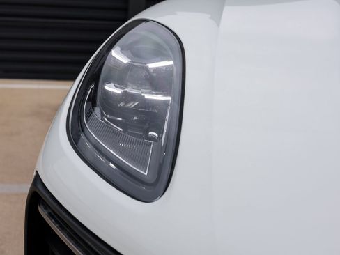 Certified 2024 Porsche Macan image 13