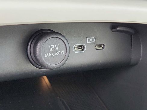 Certified 2024 Volvo XC40 B5 Ultimate w/ Protection Package Premier image 25