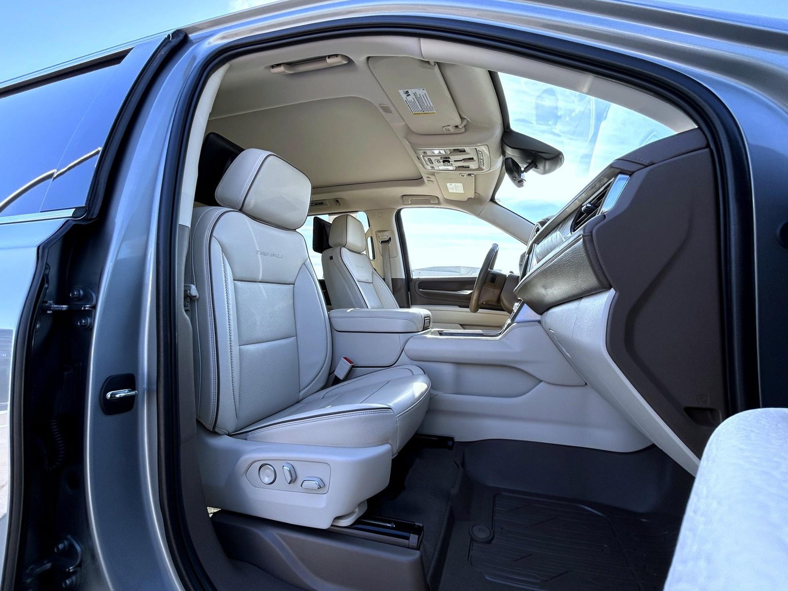 Used 2024 GMC Yukon Denali w/ Advanced Technology Package AWD/4WD image 21