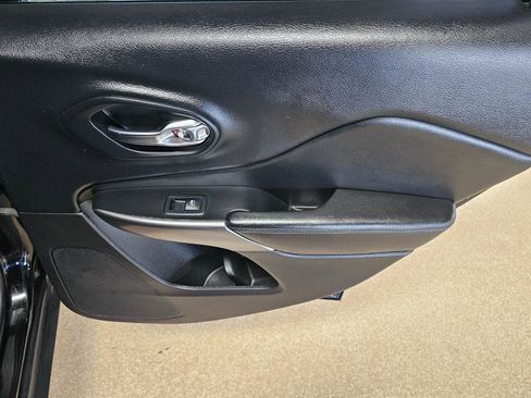 Used 2019 Jeep Cherokee Latitude Plus w/ Comfort/Convenience Group image 12