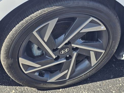 Used 2025 Hyundai Elantra Limited FWD image 16