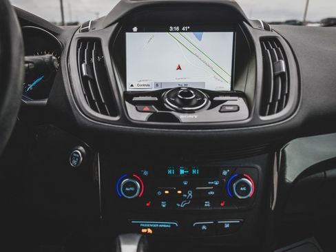 Used 2017 Ford Escape Titanium image 5