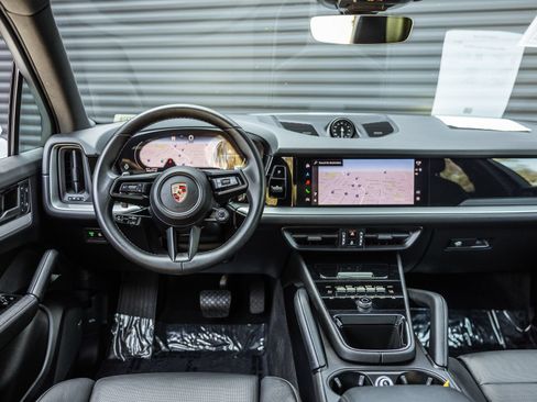 Certified 2024 Porsche Cayenne AWD/4WD image 12