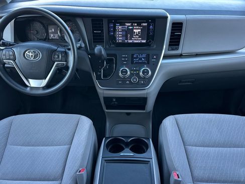 Used 2017 Toyota Sienna LE image 13