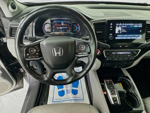 Used 2022 Honda Pilot Touring image 11
