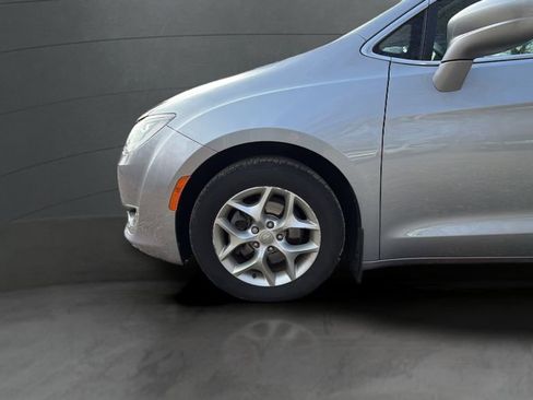 Used 2019 Chrysler Pacifica Touring Plus w/ Tire & Wheel Group FWD image 16