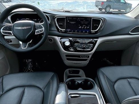 Used 2024 Chrysler Pacifica Touring-L image 15