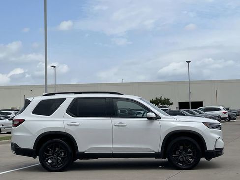 Used 2025 Honda Pilot Touring image 3