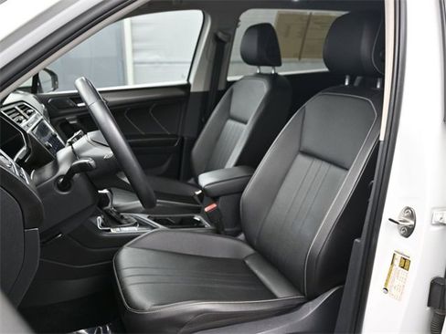 Used 2022 Volkswagen Tiguan SE image 9
