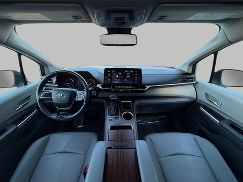 Used 2024 Toyota Sienna XLE image 5