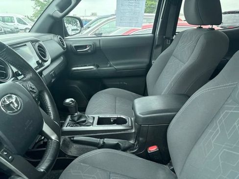 Used 2016 Toyota Tacoma TRD Off-Road w/ Premium & Technology Package AWD/4WD image 10