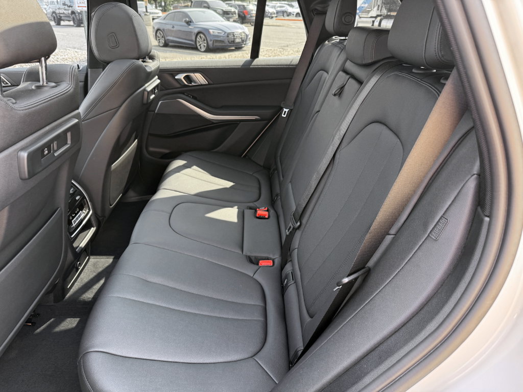 Used 2022 BMW X5 xDrive40i w/ Parking Assistance Package AWD/4WD image 27