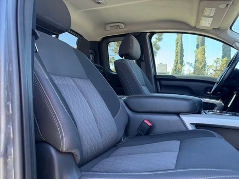 Used 2021 Nissan Titan SV w/ SV Convenience Package RWD image 17
